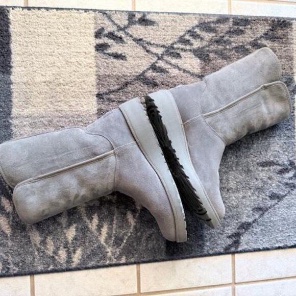 UGG  Amie - Classic Slim Water Resistant Short Women's Boot. 8 1/2 M, Grey suede - Picture 3 of 6